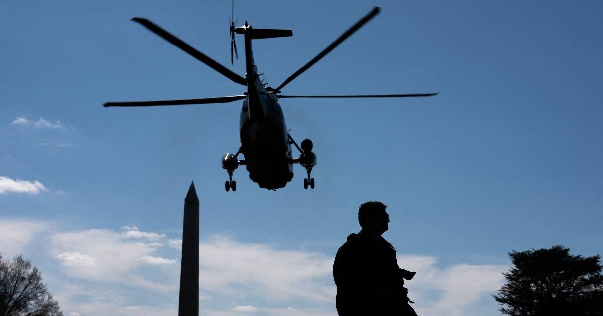 Nava Marine One, care îl transportă pe președintele Donald Trump, părăsește Casa Albă din Washington, DC, SUA, miercuri, 18 martie 2026. Trump a renunțat temporar la un mandat de transport maritim vechi de un secol pentru a reduce costul transportului de petrol, gaze și alte mărfuri în SUA, marcând cea mai recentă încercare a sa de a combate creșterea prețurilor la energie determinată de războiul său din Iran.