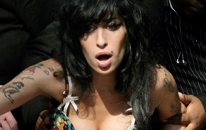 Amy Winehouse, umilită de tatăl ei