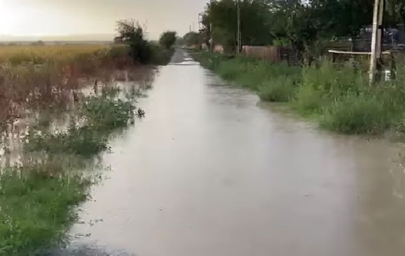 Inundații în Vrancea, după codul galben de ploi. Pompierii au fost chemați să scoată apa din zeci de gospodării