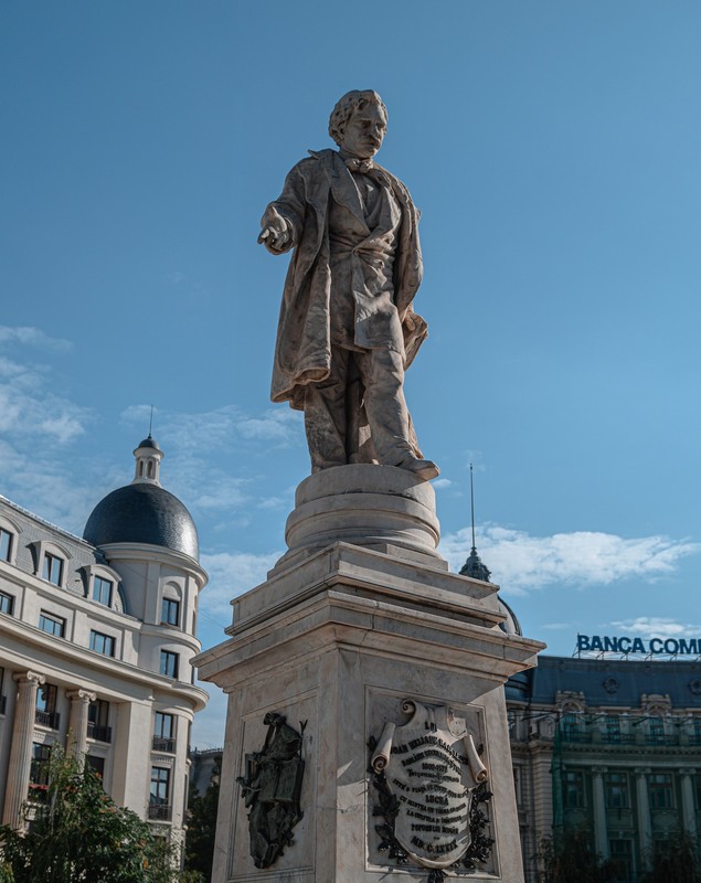 Statuile din Piața Universității din București au fost curățate de graffiti