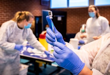 Norvegienii au vrut să ajungă la minorităţile lingvistice, aşa că au tradus informaţiile despre vaccin în 45 de limbi. Foto EPA