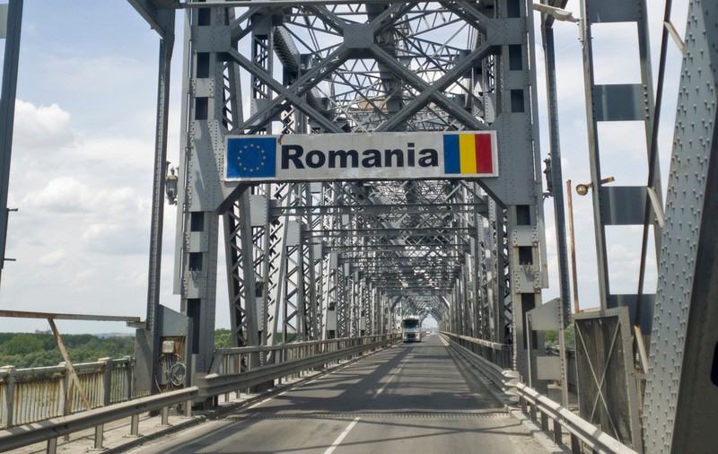 Traficul rutier pe Podul Prieteniei, oprit pentru toate categoriile de mașini, din cauza unor lucrări. Poliția recomandă șoferilor să își reconfigureze traseul