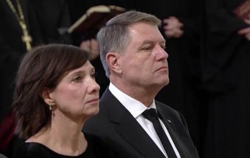 Analiza psihologului. Klaus și Carmen Iohannis, „doi ca unul”. Ce spun gesturile președintelui României și ale soției sale