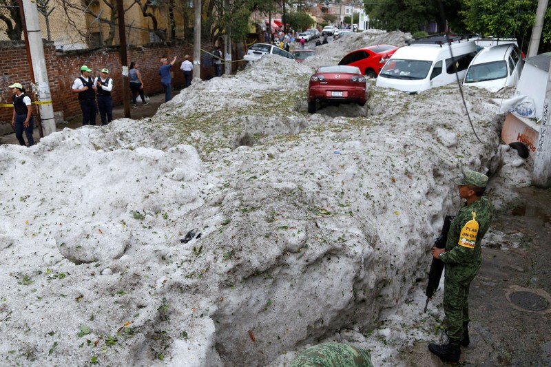 Mai multe mașini au fost blocate în stratul de gheață, Jalisco, Mexico, 30 June 2019. EPA-EFE/Francisco Guasco