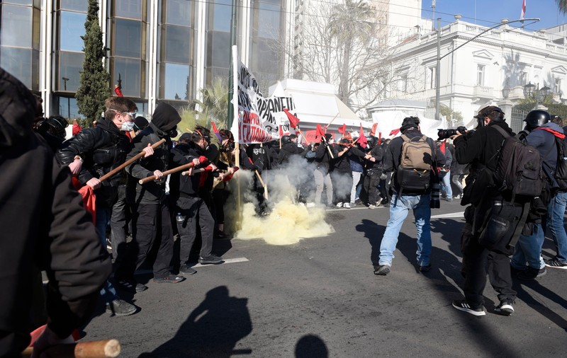 Ciocniri violente în Grecia, între poliție și studenții care se opun înființării universităților străine private. În paralel, guvernul vrea să legalizeze căsătoriile LGBT | VIDEO