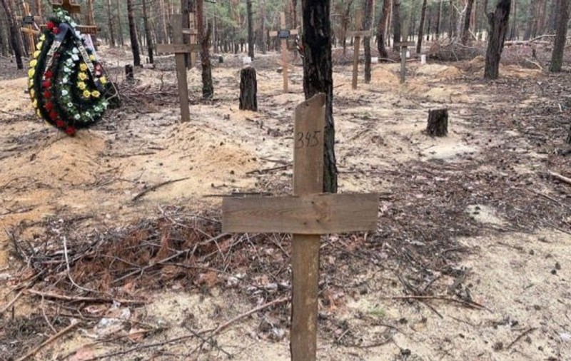 Un loc de înmormântare în masă din Ucraina, cu 440 de cadavre, a fost descoperit în Izium