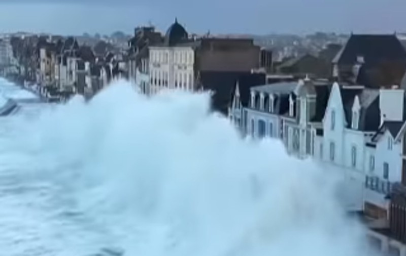 Momentul în care un val înalt de 13 metri lovește casele de pe faleză, la Saint Malo, în Franța