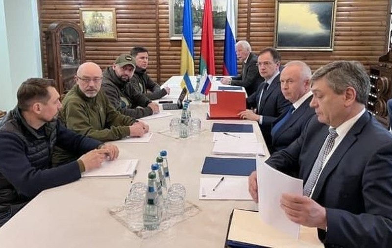 A treia rundă de negocieri dintre Rusia și Ucraina s-a încheiat cu „mici progrese” privind culoarele umanitare