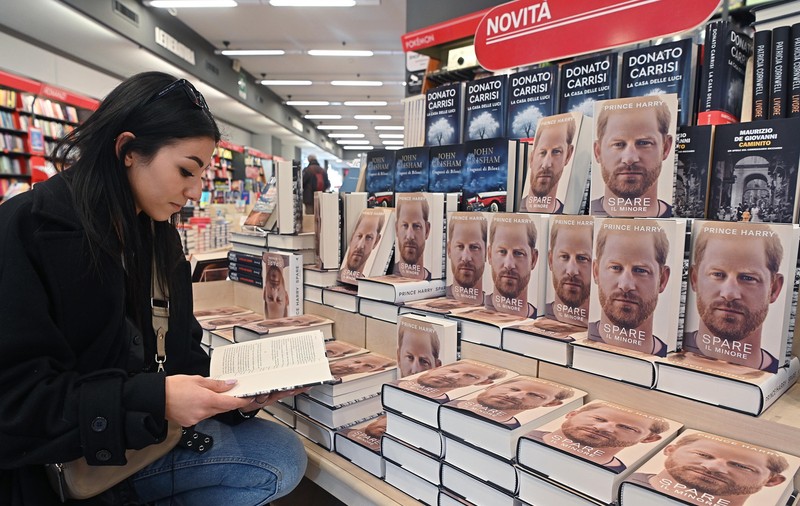 Cartea de memorii a prințului Harry s-a vândut în peste 1,4 milioane de exemplare în prima zi după publicare