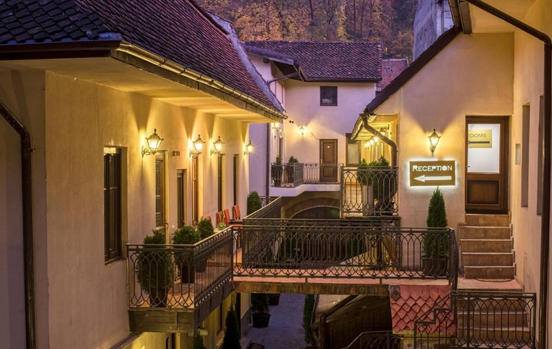Ce salarii se câștigă în domeniul hotelier? Cât primesc un manager, un recepționer sau o cameristă