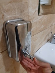 Dozatoarele de săpun lichid sunt goale