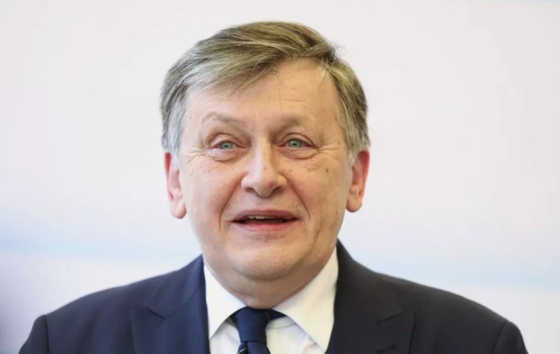 CCR judecă astăzi două contestaţii depuse împotriva candidaturii lui Crin Antonescu