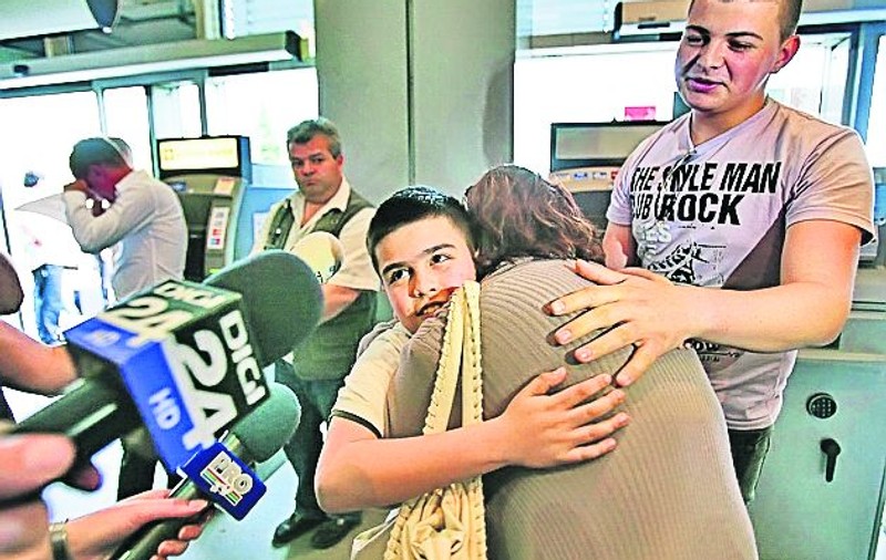Coşmarul românilor din aeronava blocată în Florenţa: «Ţipau la noi şi ne aruncau din avion!»