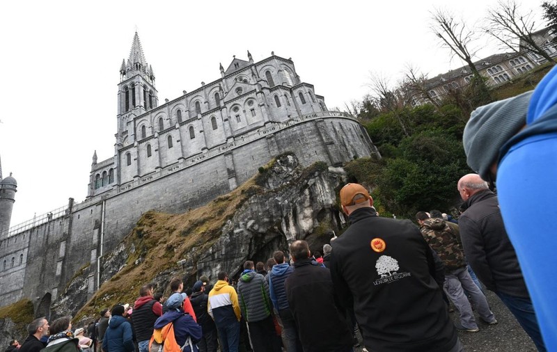S-a ridicat din scaunul cu rotile, metastazele au dispărut: misterele vindecărilor de la Lourdes