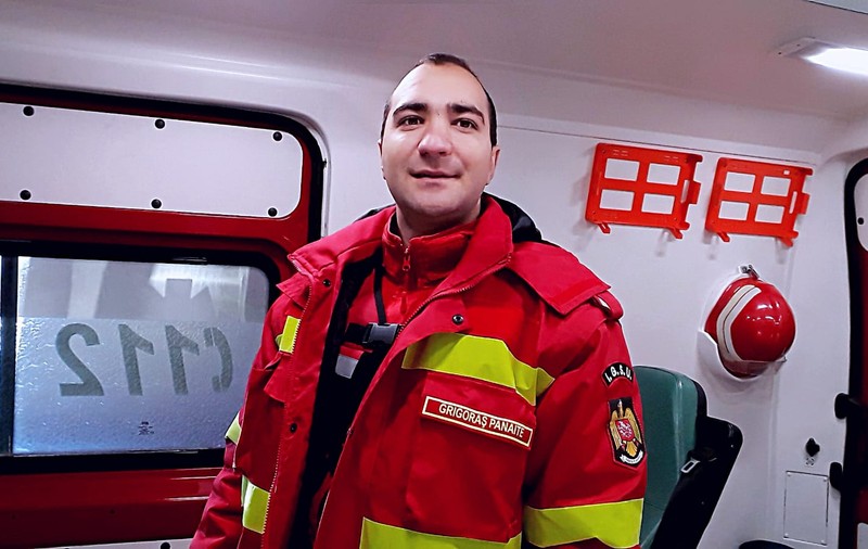 REPORTAJ/ Povestea unui voluntar care se trezește în zori și face naveta ca să-i ajute pe cei în suferință: "Nu e ușor. Dar sunt multe bucurii și acea determinare să fac bine în țara mea"