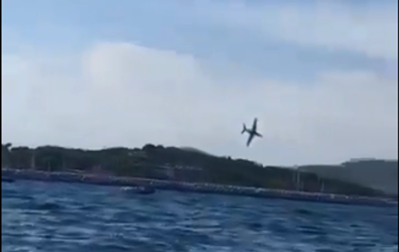 Un avion de epocă s-a prăbușit în Mediterana, în timpul unui spectacol cu ocazia a 80 de ani de la Debarcarea din Provența. Pilotul a murit