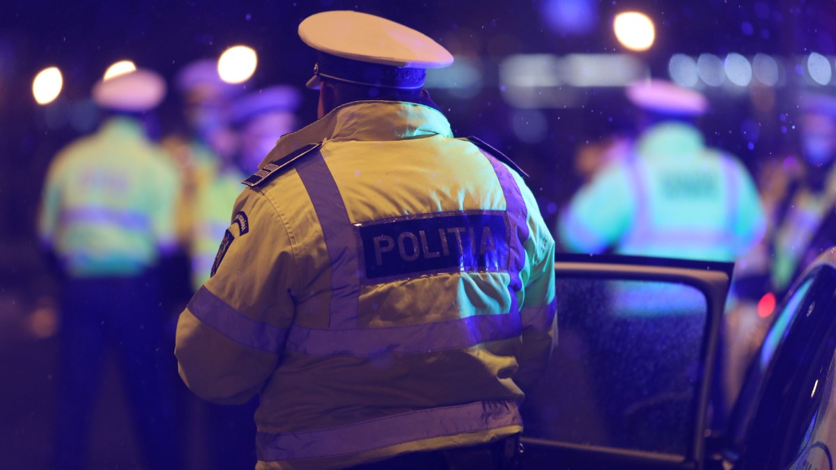 În imagine sunt prezentați mai mulți polițiști, în trafic.