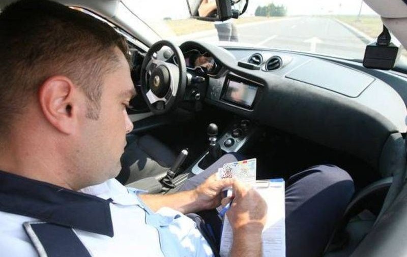 Descoperire incredibilă a poliţiştilor din Argeş! Ce a făcut un şofer tras pe dreapta după ce a depăşit viteza legală