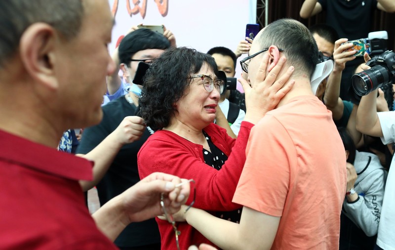 VIDEO | Momentul emoționant când o mamă din China își regăsește fiul, răpit în urmă cu 32 de ani