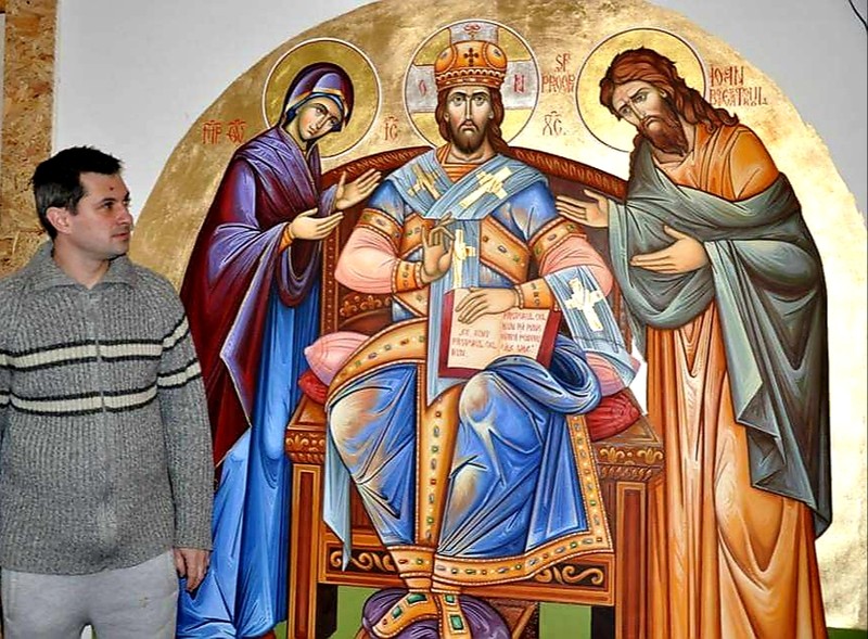 Ioan Dan alături de o pictură murală realizată de el