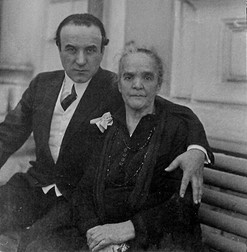 Victor Eftimiu și mama sa, în casa din strada Silvestru, în 1920