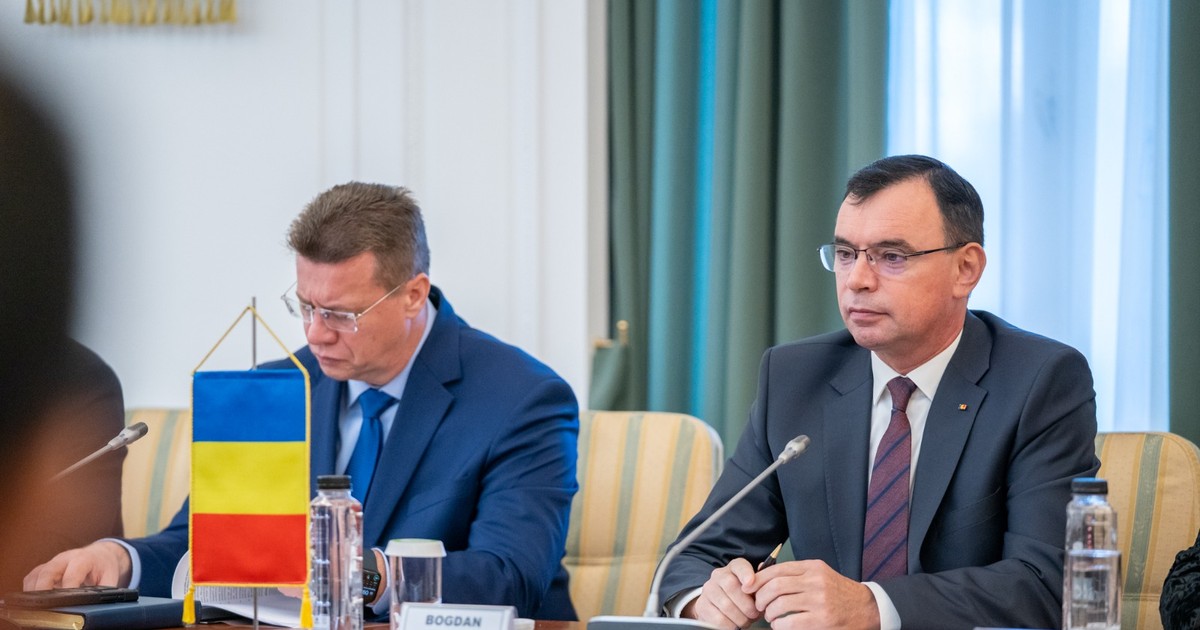 Bogdan Despescu (dreapta) și Benone Matei (șeful Poliției Române), în timpul discuțiilor de la MAI cu partea vietnameză