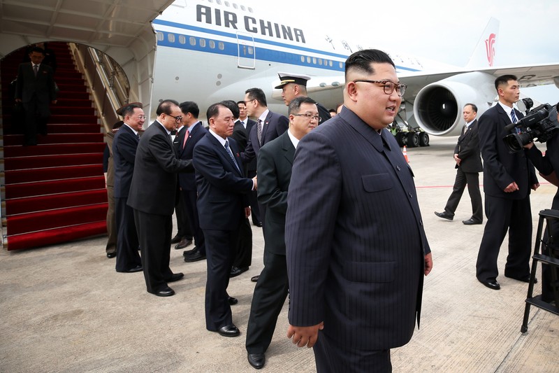 Kim Jong-un a coborât din avionul Air China care l-a adus în Singapore (FOTO: EPA)