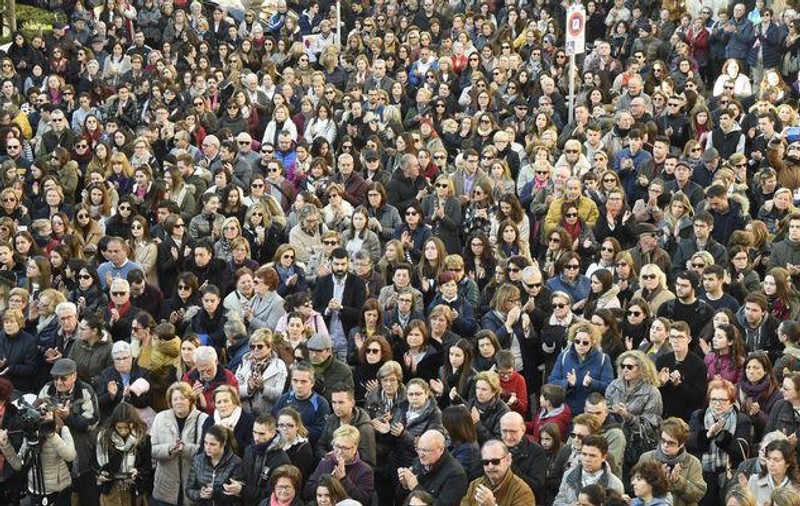 Mii de spanioli au ieșit în stradă pentru a protesta unor violatori români. Agresorii au abuzat o minoră de Revelion