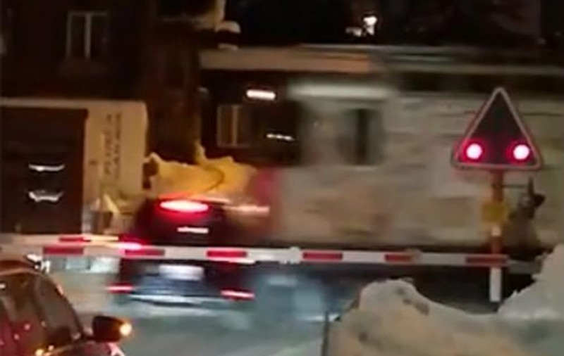 VIDEO | Trei oameni de afaceri au sfidat moartea când mașina lor a fost lovită în plin de un tren
