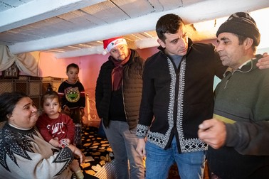 Simion şi colaboratorii lui au împărţit daruri unor familii cu mulţi copii
