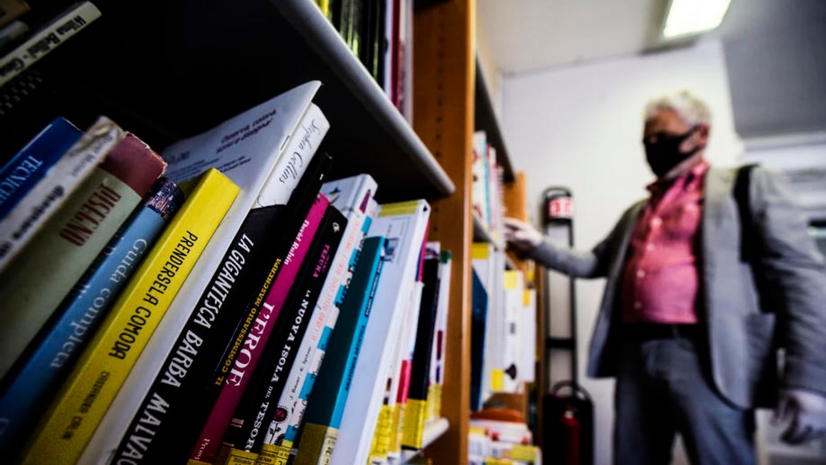 Carte împrumut bibliotecă Olanda returnată după 40 de ani