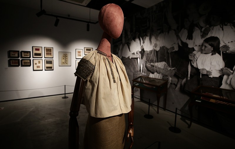 Cea mai veche ie din România, expusă la Art Safari. Cămaşa tradiţională are peste 200 de ani. FOTO