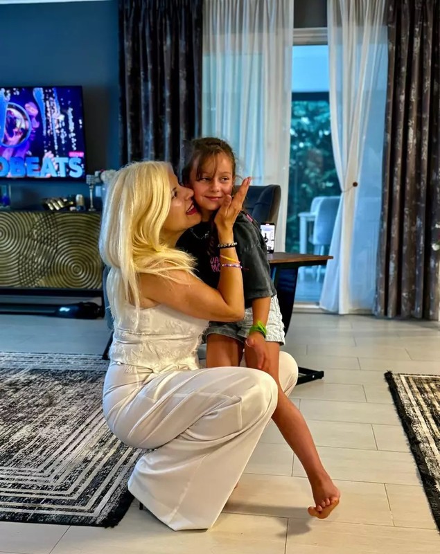 Elena Udrea ține post și se roagă de trei ori pe zi: „Fac fapte bune, citim Biblia zilnic”. Își cere bunurile înapoi, după ce a fost executată silit