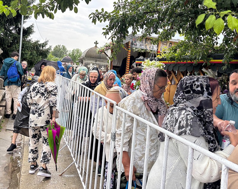 Reportaj de la cavoul Sfântului Preot Mărturisitor și legionar la tinerețe Ilie Lăcătușu, unde Icoana Arhanghelul Mihail, simbolul mișcării, a însuflețit pelerinii
