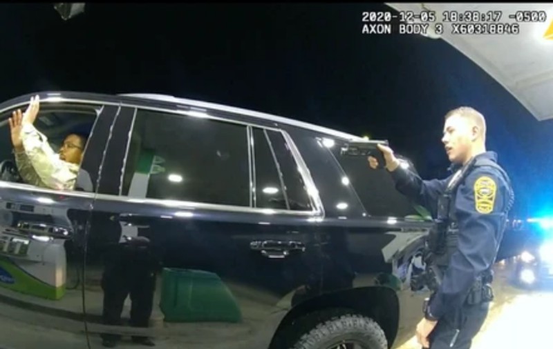 VIDEO | Militar american, scos din maşină de polițiști sub ameninţarea armelor şi stropit cu spray paralizant