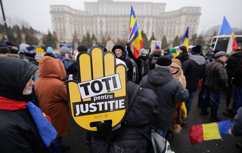 Zeci de protestatari au încercat să intre în Palatul Parlamentului. Jandarmii au format un  cordon de protecție în fața lor