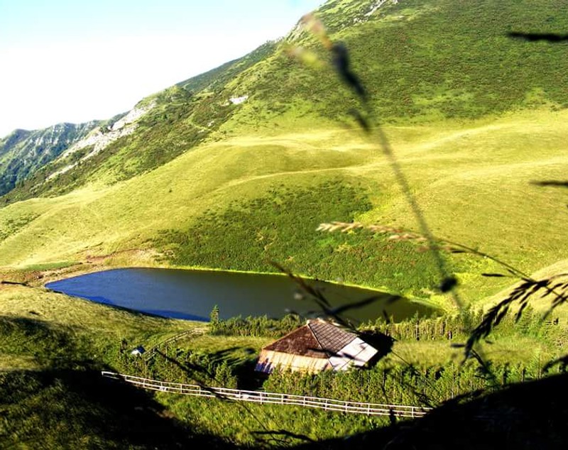 Lacul fără fund din România, locul în care oamenii și-au aruncat bogățiile de frica cotropitorilor