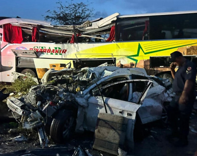 Zece morți și 39 de răniți într-un accident în lanț, pe o autostradă din Turcia. Un autocar s-a răsturnat peste două mașini mici și a lovit un TIR