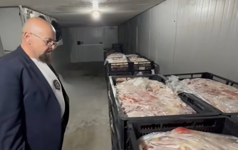 O tonă și jumătate de carne expirată urma să ajungă în șaormerii. Piedone a închis o fabrică de lângă Capitală