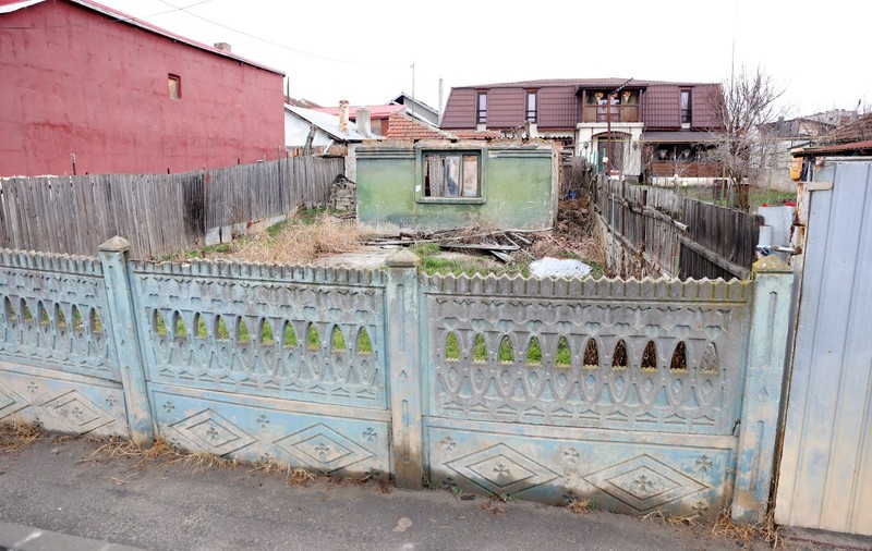 O femeie din Craiova roagă primăria să-şi salubrizeze o casă în ruină, care se prăbușește pe gospodăria ei