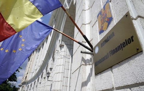 Angajații din Finanțe protestează două luni în fața sediilor Vămii, Antifraudei și Marilor Contribuabili. Ce salarii cer