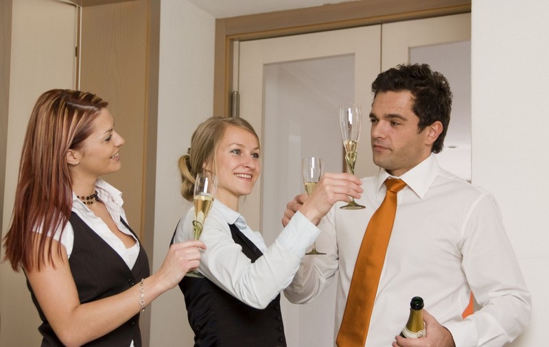 Mitul paharului de vin zilnic, spulberat: cei care consumă alcool moderat au o sănătate mai proastă decât cei care nu consumă deloc, conform unui studiu