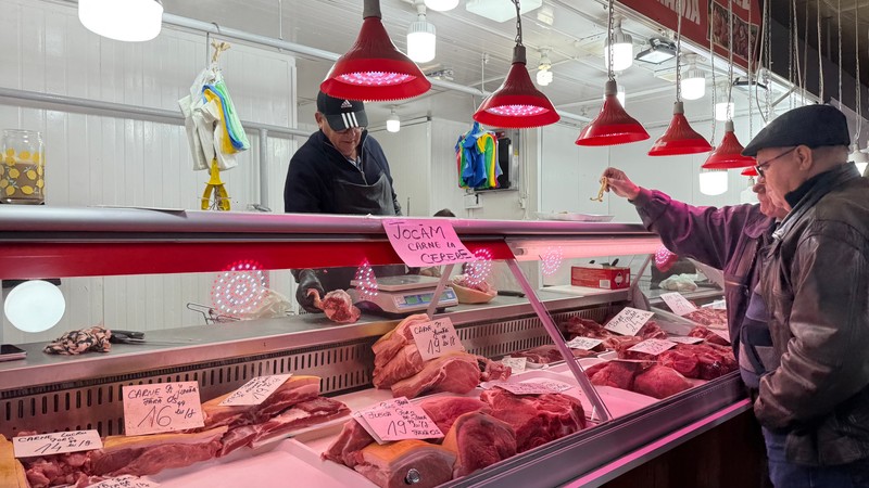 Tarabele sunt pline de carne de porc în Piața Obor din București. Foto: Libertatea