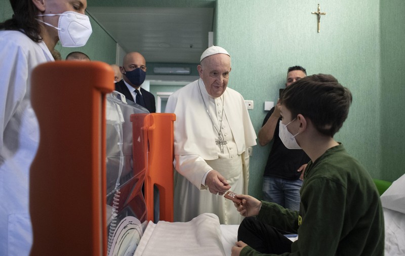 Papa Francisc, în vizită la copiii ucraineni tratați la un spital din Roma