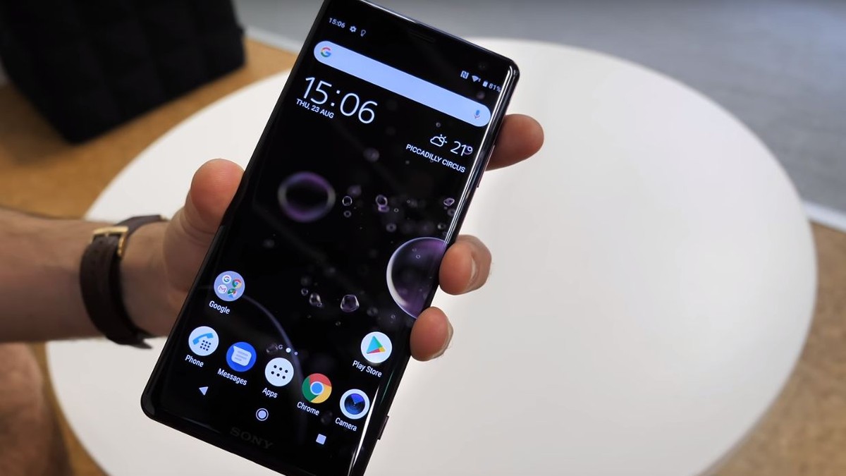 Sony Xperia XZ3 a fost lansat la târgul IFA 2018 de la Berlin. Sony Xperia XZ3 ținut în mână