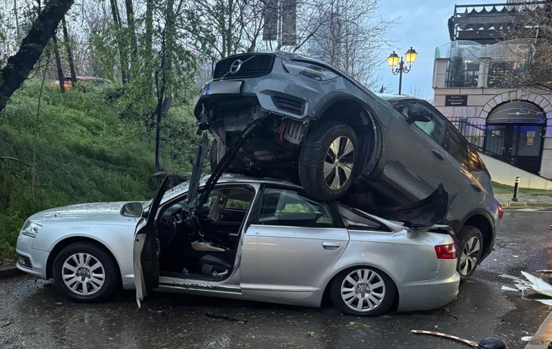 Volvo urcat pe plafonul unui Audi, într-un accident spectaculos pe Calea Floreasca din București
