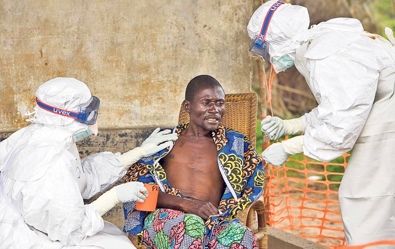 VIRUSUL EBOLA PRODUCE PANICĂ! Trebuie să ştii CARE SUNT SIMPOTOMELE şi CUM SE TRANSMITE