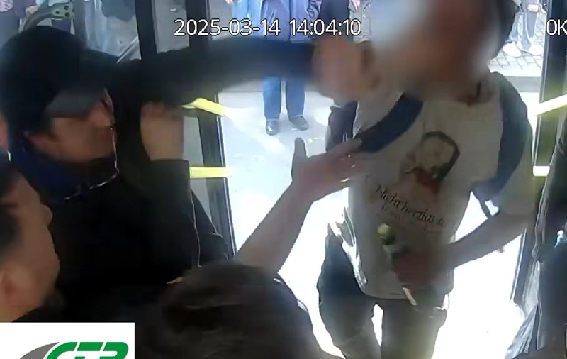 Șofer de autobuz din Iași, filmat când e pocnit de un călător: „A fost preluat de ambulanță și transportat la UPU”