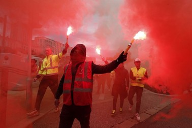 Manifestanții din Marsilia au venit la protest dotați cu fumigene FOTO: EPA