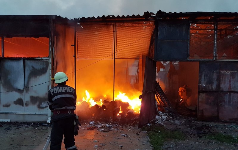 FOTO&VIDEO/ Incendiu puternic în Bacău la o hală de 600 mp în care funcţionau trei firme